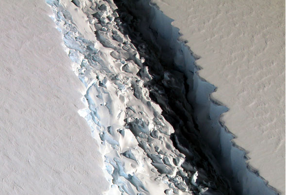 Nguy cơ các tảng băng lớn bị nứt, gãy đang ngày càng hiện rõ khi băng tan chảy ngay cả trên bề mặt. 
