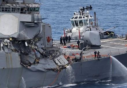 Cú va chạm khiến tàu khu trục Mỹ USS Fitzgerald (nặng 8.315 tấn) bị móp nặng mạn phải, hư hỏng phần radar, ba khoang trong thân tàu ngập nước. Sự cố va chạm này được đánh giá là cực kì hiếm gặp. Ảnh: AFP