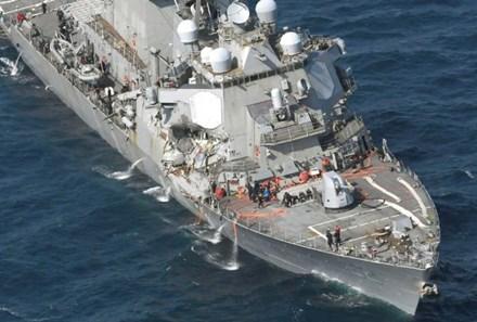 Tại cảng Yokosuka, các thợ lặn sẽ kiểm tra tình hình hư hỏng của tàu USS Fitzgerald và lên kế hoạch sửa chữa. Ảnh: Reuters