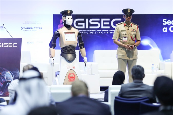  Robocop trong lễ giới thiệu của cảnh sát thành phố Dubai. Ảnh: Reuters