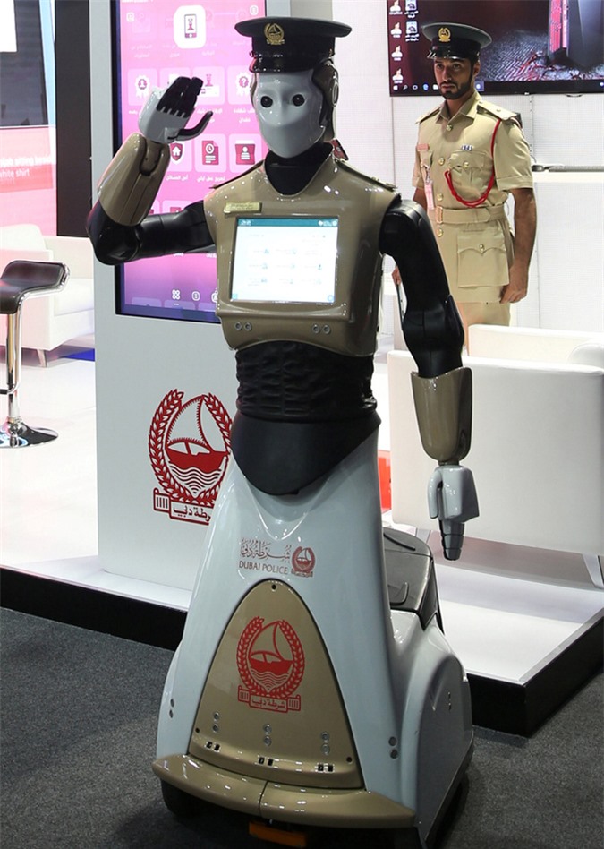  Robocop thực hiện nghi thức chào theo điều lệnh cảnh sát. Robocop được công ty PAL Robotics có trụ sở ở Barcelona, Tây Ban Nha thiết kế và cảnh sát Dubai lập trình. Chi phí của một robot cảnh sát chưa được tiết lộ. Ảnh: Reuters