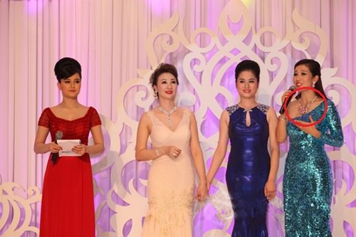 Trong một lần tham dự sự kiện, Thu Hương chơi trội diện bộ trang sức hoa hồng có giá 3 tỷ đồng.
