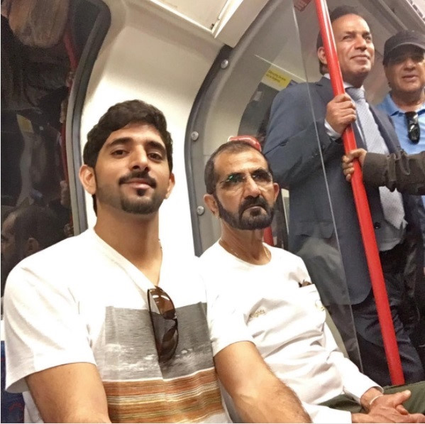 Tuy nhiên, Fazza cũng trải nghiệm những phương tiện giao thông công cộng, như tàu điện ngầm ở London, Anh. Ảnh: Faz3/Instagram.