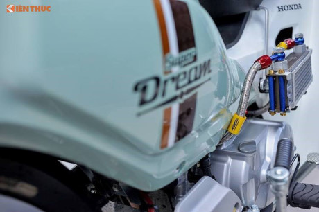 Khối động cơ 110 cc nguyên bản của Super Dream đời mới chỉ có duy nhất một thay đổi là két dầu tản nhiệt Morin được lắp ở bên cạnh. Tuy nhiên, cách bố trí này không đem lại nhiều hiệu quả do két dầu được bố trí sau yếm, không nhận được nhiều gió làm mát.