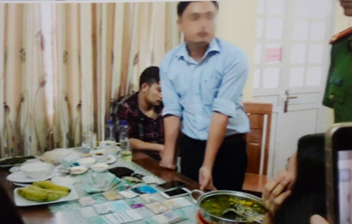 Nhà báo Duy Phong bị bắt quả tang khi đang nhận tiền của doanh nghiệp