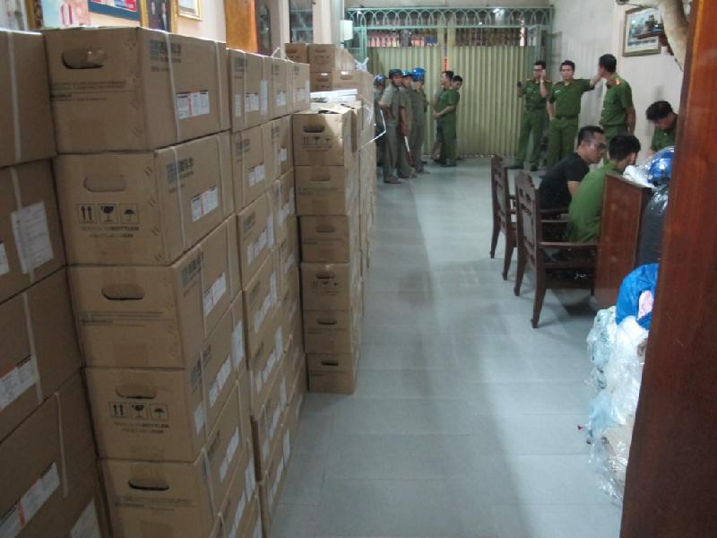 Tối 1/6, Công an TP.HCM vẫn đang lấy lời khai của 20 người liên quan đến đường dây sản xuất, buôn bán ma túy của Văn Kính Dương (36 tuổi, ở Hà Nội). Trong ảnh: Cảnh sát khám xét nhà một trong các nghi can trong đường dây ma túy.