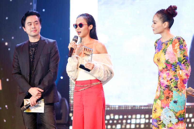 Không quá bất ngờ khi Suboi và Sơn Tùng M-TP được nhận giải Nữ và Nam ca sĩ phong cách nhất của năm. Do giọng ca Lạc trôi bận việc nên chỉ có nữ rapper đến nhận giải.