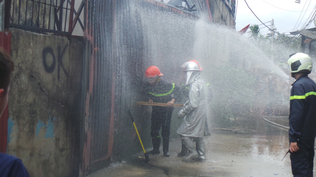 Lực lượng chữa cháy gặp khó khăn vì khói quá dày đặc.