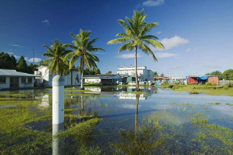 Đảo Funafuti, Tuvalu: Mực nước biển tăng cao đe dọa cuộc sống của 10.000 người dân trên đảo Funafuti. Quốc đảo này có thể sẽ là nước đầu tiên biến mất dưới lòng biển do biến đổi khí hậu.