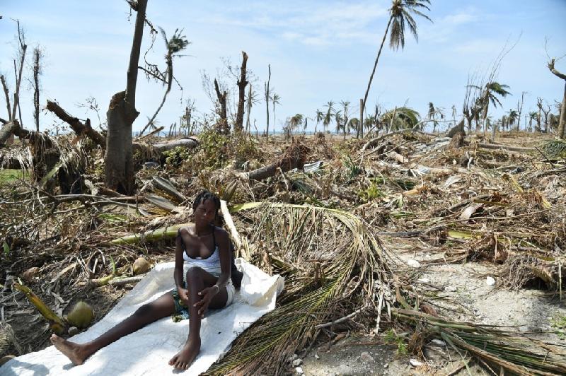 Kayobry, Haiti: Bà Erlande Toussaint, 63 tuổi, ngồi ngoài ngôi nhà bị bão Gustav phá hủy.