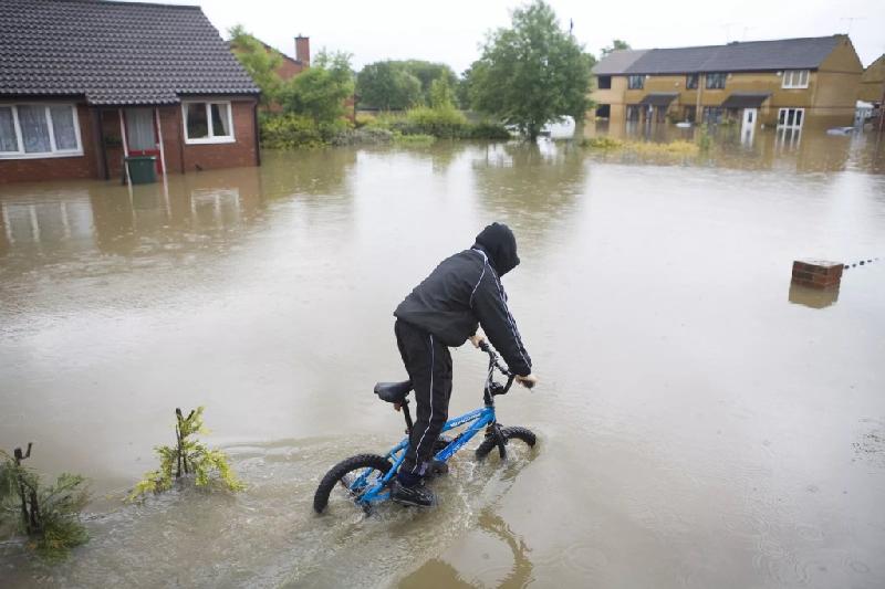 Catcliffe, Anh: Làng Catcliffe là một trong những nơi bị ngập lụt sau những cơn mưa lớn (lên tới hơn 100 mm trong 24 giờ).