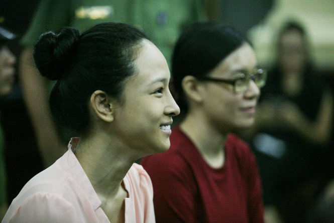 Hoa hậu Phương Nga cười tươi trước khi phiên tòa bắt đầu - Ảnh: Nam Trần