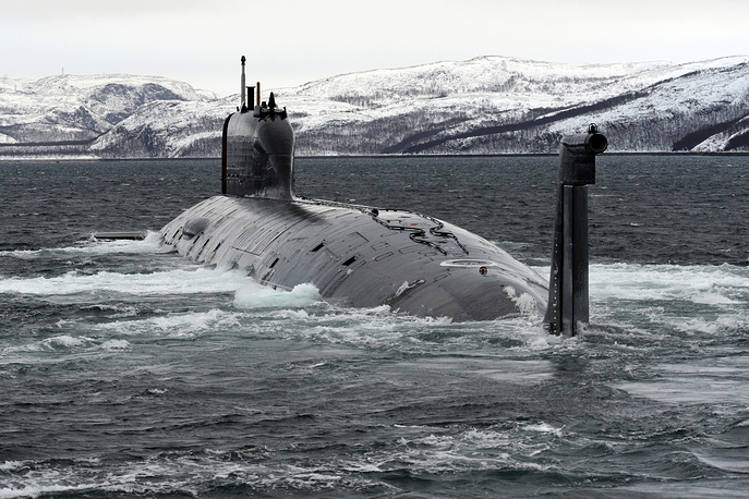 Tàu ngầm hạt nhân Severodvinsk. Tàu ngầm tấn công đa năng Severodvinsk có lượng giãn nước 8.600 tấn khi nổi, 13.800 tấn khi lặn, độ lặn sâu tối đa 600m, di chuyển với tốc độ 16 hải lý/h khi nổi và 31 hải lý/h khi lặn. Tàu ngầm có chiều dài 119 m, chiều rộng lớn nhất của thân 13,5 m, thủy thủ đoàn 90 người, trong đó có 32 sĩ quan. Vũ khí trang bị cho tàu ngầm Severodvinsk gồm tên lửa hành trình 3M55 oniks (SS-N-26) và 3M54 (SS-N-27), thủy lôi và ngư lôi.  Tàu ngầm hạt nhân lớp Yasen được thiết kế để có thể phóng đi một loạt tên lửa hành trình tầm xa (lên tới 5.000km) đem theo đầu đạn hạt nhân. Chúng cũng có khả năng giao chiến với tàu ngầm, tàu chiến và cả các mục tiêu trên cạn. Severodvinsk được trang bị 24 tên lửa hành trình, 8 bệ phóng ngư lôi, mìn và cả tên lửa chống tàu.