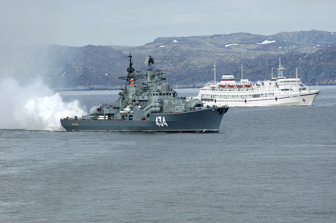 Tàu khu trục Đô đốc Ushakov và thuyền cứu thương Svir