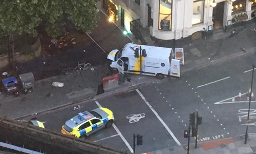 Chiếc xe van màu trắng các nghi phạm sử dụng trong vụ lao xe trên cầu London tối 3/6. Ảnh: Mirror