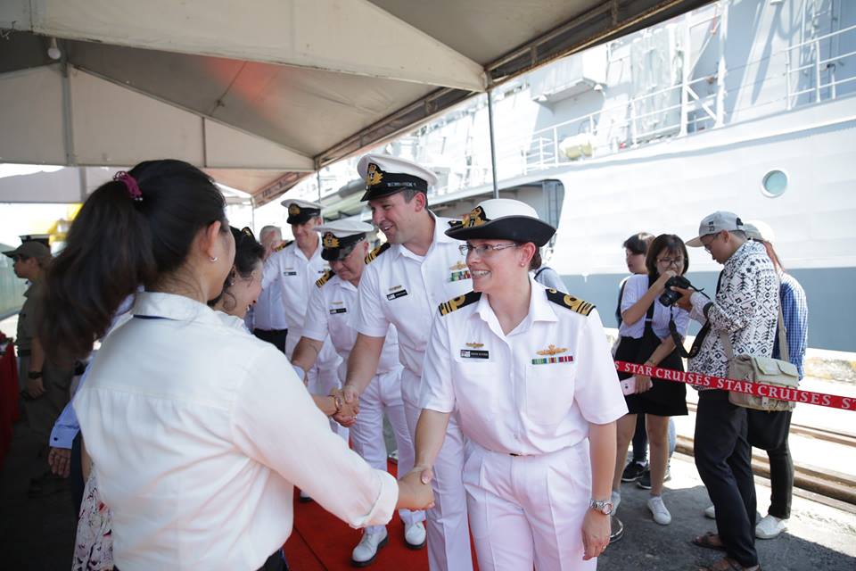 Thiếu tá Hải quân - Sĩ quan phụ trách Hậu cần tàu HMAS Ballarat Kirstie Butcher, Hải quân Hoàng gia Australia, được chào đón tại buổi lễ đón tàu tại cảng Tiên Sa.