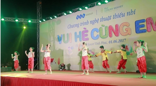 Chương trình biểu diễn nghệ thuật “Vui hè cùng em” là một món quà chào hè rộn rã mà Tập đoàn FLC dành tặng cho các bé mầm non xã Vĩnh Thịnh, huyện Vĩnh Tường, tỉnh Vĩnh Phúc.