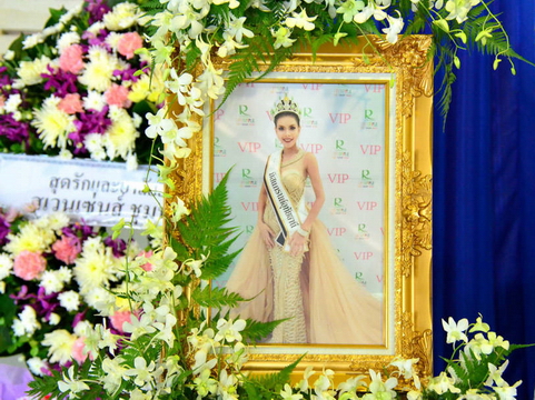Lễ tang không có mặt cha mẹ của Hoa hậu Thái Lan 19 tuổi
