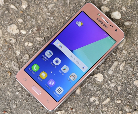 Samsung Galaxy J2 Prime (2,69 triệu đồng)  Samsung Galaxy J2 Prime  sở hữu thiết kế mỏng gọn cùng các đường bo góc khiến chiếc điện thoại này vừa vặn trong lòng bàn tay. Máy sử dụng công nghệ màn hình PLS với kích thước 5-inch cho chất lượng hiển thị tốt. Galaxy J2 Prime chạy hệ điều hành Android 6.0 (Marshmallow), sử dụng vi xử lý MTK 6737, RAM dung lượng 1.5 GB, hỗ trợ kết nối 4G LTE. Bộ nhớ của Galaxy J2 Prime có thể được mở rộng với thẻ nhớ ngoài tối đa 256 GB cùng bộ nhớ trong lớn 8 GB.