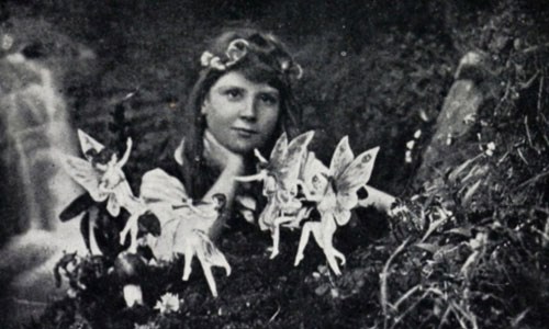 Năm 1917, Elsie Wright (16 tuổi) và Frances Griffiths (9 tuổi) gây sốc khi tuyên bố chụp được bộ ảnh 