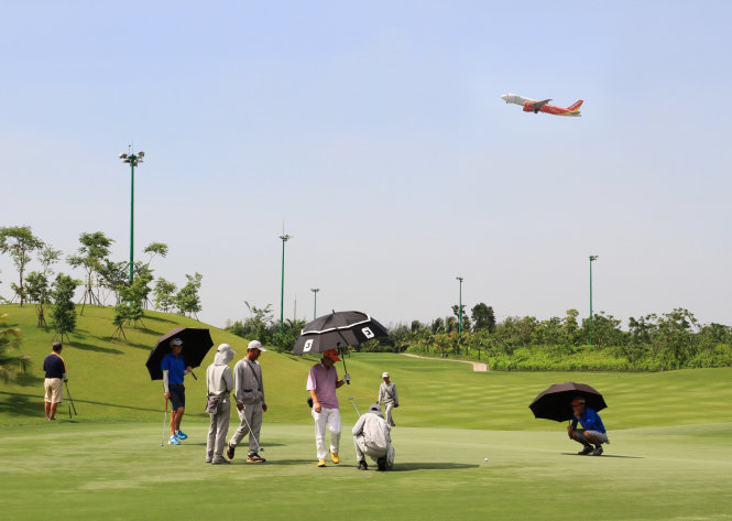Khách chơi golf trong khi máy bay lên xuống liên tục tại sân bay Tân Sơn Nhất 