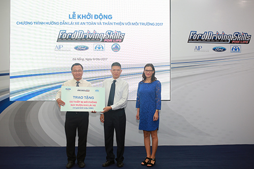 Đại diện UBATGTQG nhận 8 thiết bị chuyên dụng từ Ford Việt Nam.