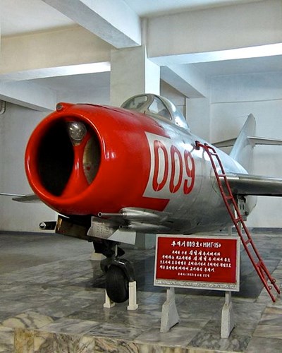 Thật sự thì quả thực vô cùng khó tin, không rõ bằng cách nào mà Không quân Triều Tiên vẫn còn duy trì được các máy bay tiêm kích MiG-15 trong biên chế. Tất nhiên linh kiện của chúng đã thôi không còn được sản xuất từ cách đây phải 30-40 năm. Chưa kể, hệ số an toàn bay làm thế nào họ có thể đảm bảo được? Trong ảnh, một chiếc MiG-15 của Không quân Triều Tiên nằm trong Bảo tàng. Nguồn ảnh: Wikipedia