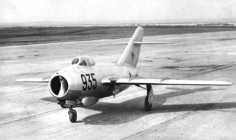 Cái tên MiG-15 đã quá nổi tiếng, nó được xem là máy bay tiêm kích phản lực thế hệ thứ nhất của Liên Xô, là một trong những máy bay phản lực thành công với cánh xuôi. Ước tính 12.000 chiếc đã được sản xuất ở Liên Xô và còn có thêm 6.000 chiếc được chế tạo ở các nước anh em XHCN. Nguồn ảnh: Wikipedia