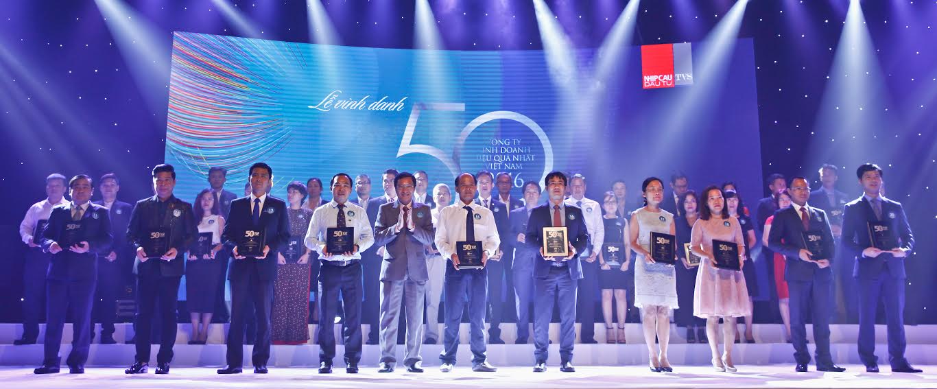 Ông Phan Minh Tiên – Giám đốc Điều hành Vinamilk cùng các đại diện công ty được xếp hạng “Top 50 công ty kinh doanh hiệu quả nhất Việt Nam”