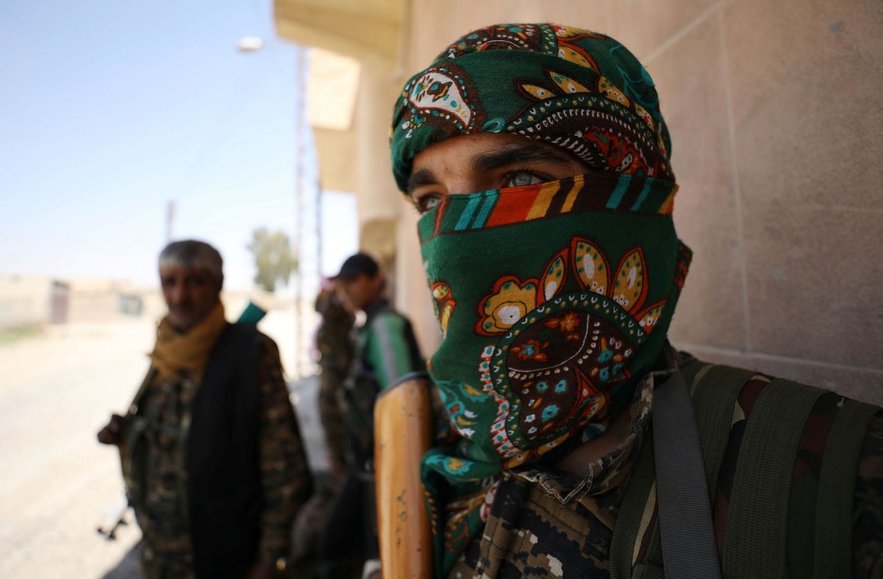 Các chiến binh của SDF cầm vũ khí ở khu vực Jazra, phía tây Raqqa (Ảnh: Reuters)