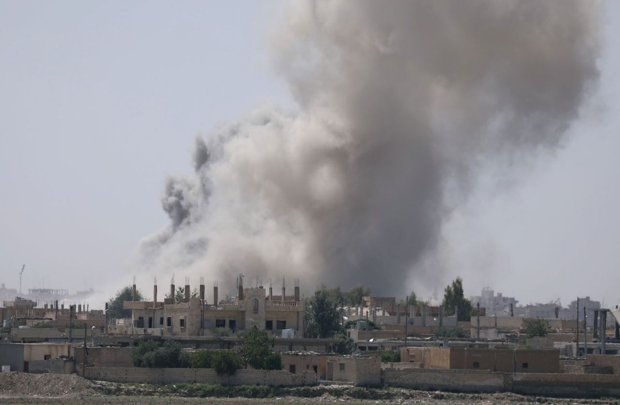 Khói lửa chiến tranh bốc lên từ quận al-Mishlab
