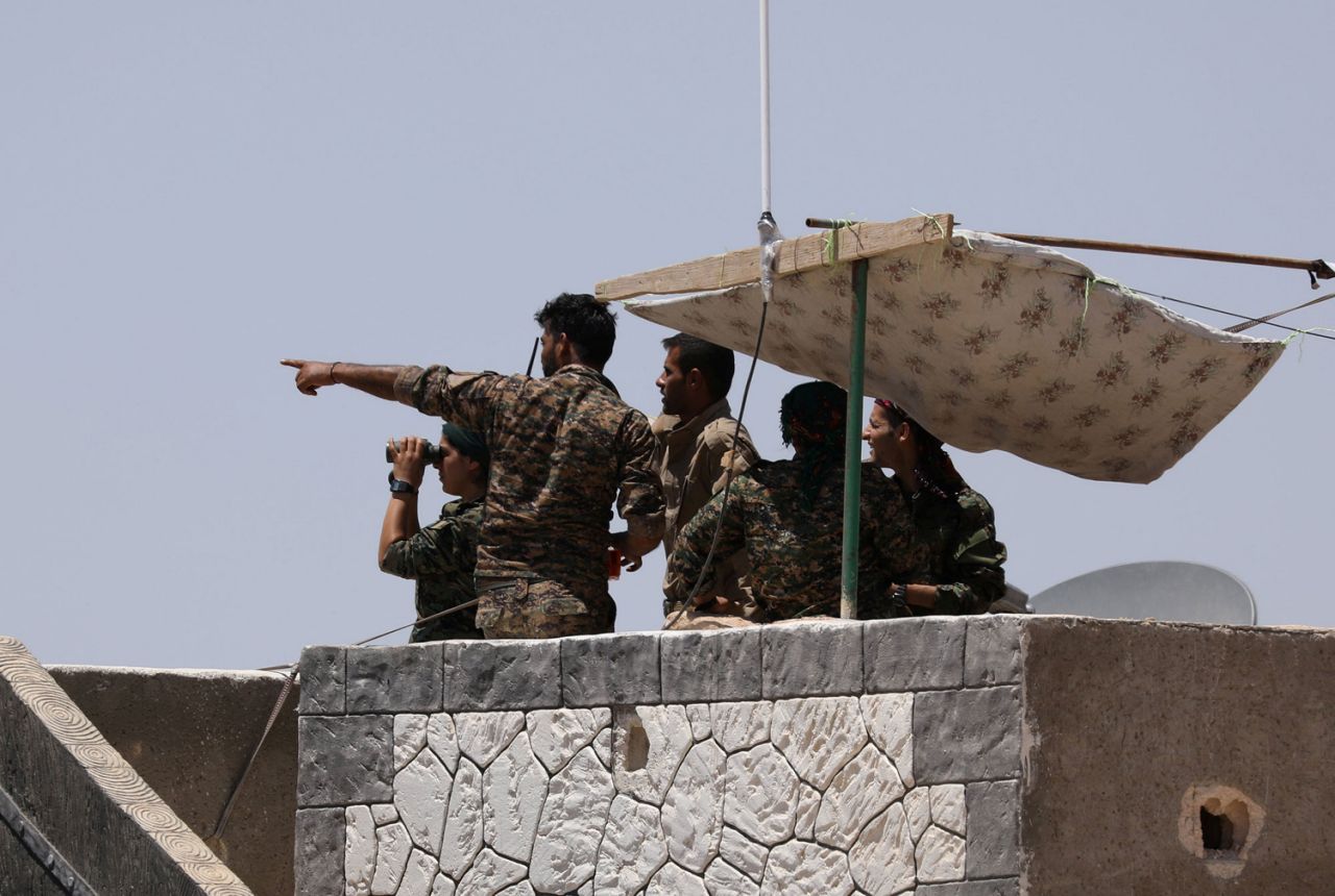 Các chiến binh của SDF trên đỉnh một tòa nhà gần thành phố Raqqa