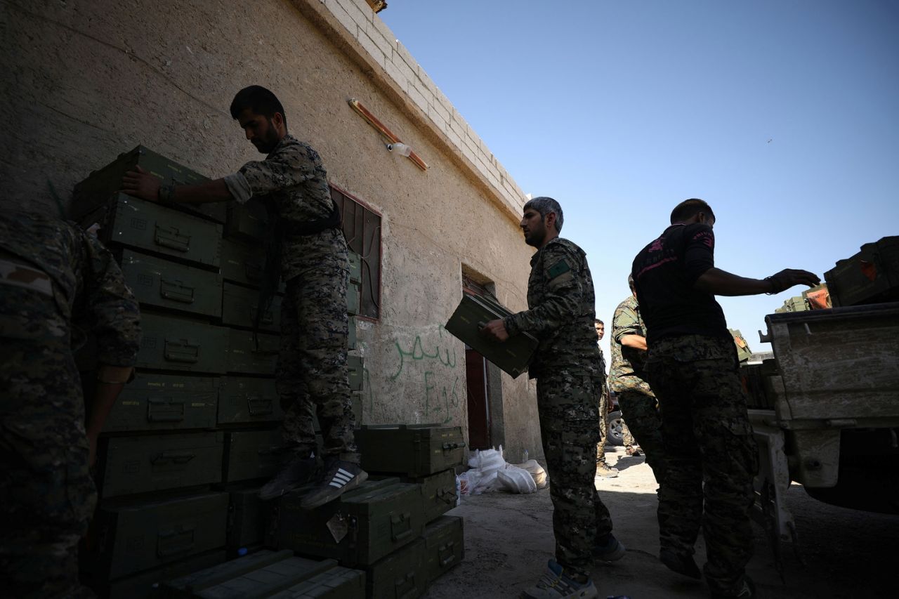 Lực lượng SDF đang bóc các hộp đựng vũ khí