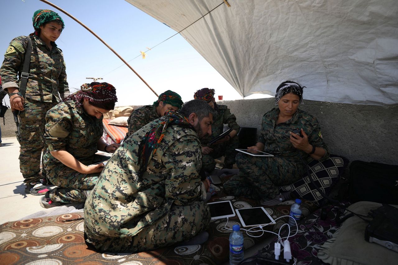 Chiến binh SDF tụ tập gần thành phố Raqqa