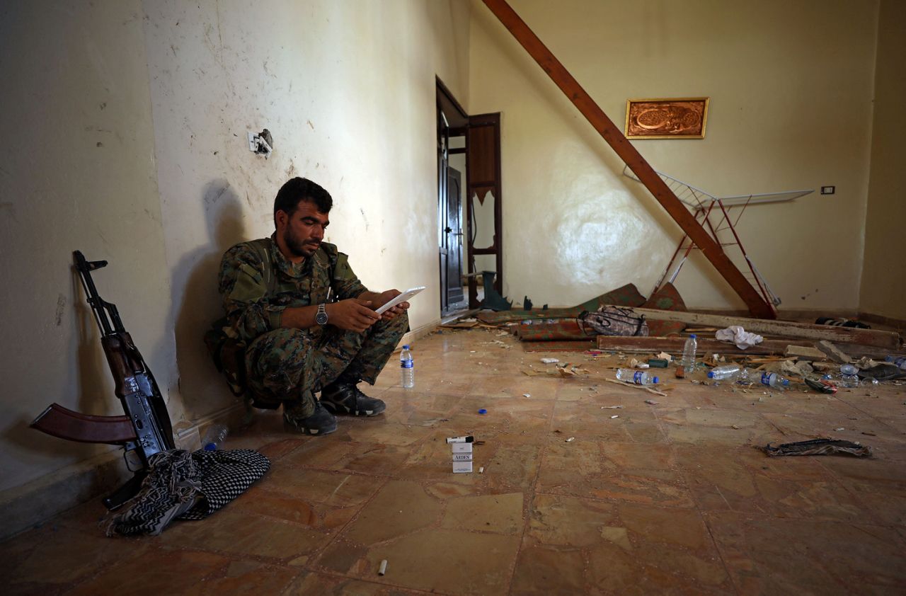 Chiến binh SDF dùng máy tính bảng
