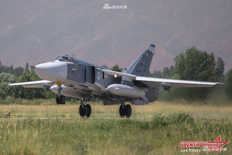 Các mẫu vũ khí quen thuộc đang tham gia chống IS ở Syria cũng tề tựu ở Tajikistan. Trong ảnh, máy bay tiêm kích – bom Su-24. Nguồn ảnh: Arms-Expo 