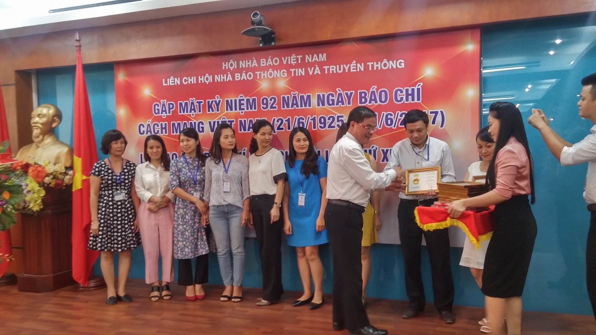 Đại diện lãnh đạo Hội Nhà báo Việt Nam trao tặng kỷ niệm chương Vì sự nghiệp báo chí cho các nhà báo