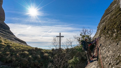 Các đỉnh sa thạch trở thành điểm đến hấp dẫn dành cho người leo núi và đi bộ đường trường. Tuyến thám hiểm Via Ferrata sẽ đưa du khách lên Great Saint, đỉnh núi cao nhất ở Meteora.