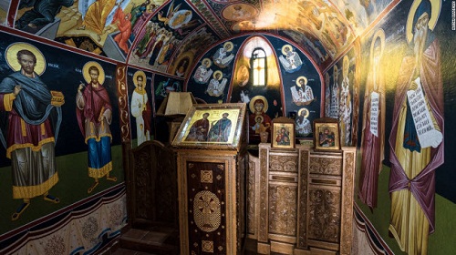 Mặc dù du lịch bùng nổ tại đây, nhưng các tu viện Meteora vẫn có đầy đủ khu chức năng cho linh mục và nữ tu sĩ sống tại đó.