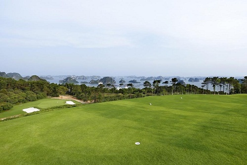 Khung cảnh Vịnh Hạ Long ngoạn mục nhìn từ sân golf