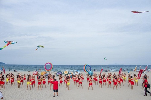 Trên bãi biển, không khí hội hè cũng tô thêm sắc màu cho cát trắng, biển xanh bằng những hoạt động đặc sắc như đồng diễn flashmob bikini sôi động, trưng bày sắp đặt thuyền thúng… trong chương trình “Đà Nẵng - Điểm hẹn mùa hè 2017” kéo dài từ ngày 17 – 23/6/2017.