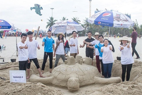 Bãi biển Phạm Văn Đồng cũng đã trở thành một phông nền tuyệt vời cho hàng chục tác phẩm tượng cát độc đáo do hơn 170 học sinh, sinh viên, du khách trong và ngoài nước thực hiện tại cuộc thi “Xây tượng cát trên bãi biển Đà Nẵng 2017”.