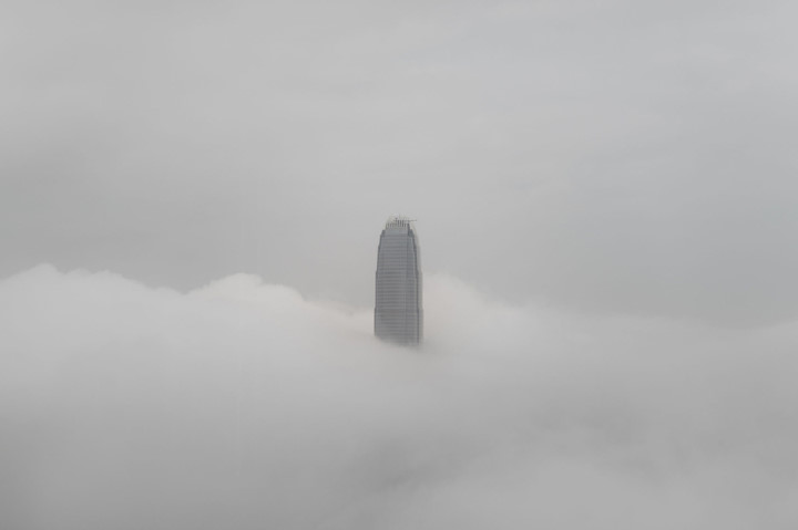 Tháp IFC cuộn trong sương. Ảnh: Getty.