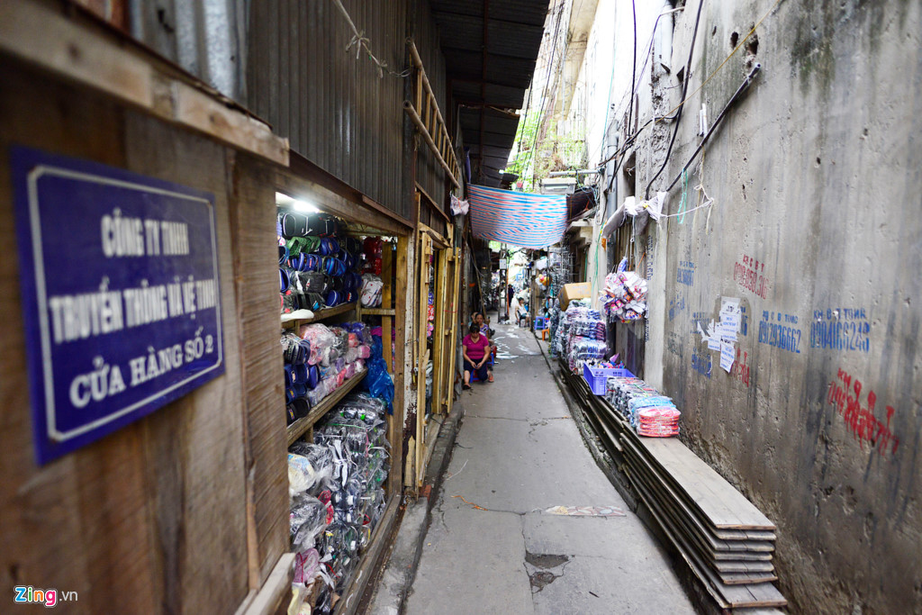 Nhiều mặt hàng được buôn bán dọc phố này như quần áo, giày dép, thực phẩm... Trước đây 131 vòm cầu được thông nhau, nhưng do mất tan toàn trật tự nên Hà Nội cho bịt.