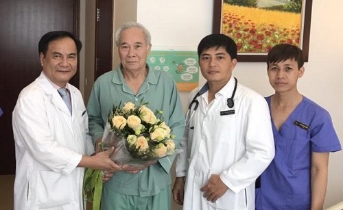 GS Bùi Đức Phú (ngoài cùng bên trái) – Giám đốc Bệnh viện ĐKQT Vinmec Times City tặng hoa cho ông Ngự trong ngày ra viện
