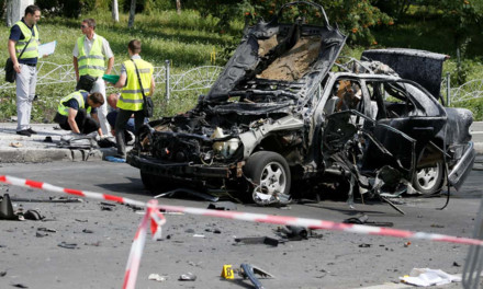 Chiếc xe của đại tá Maksim Shapoval bị nổ tung khiến ông thiệt mạng. Ảnh: Reuters