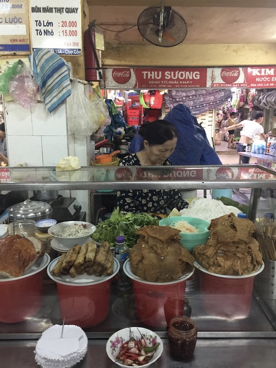 Một món ăn dân giã nhưng cực kỳ hấp dẫn ở Đà Nẵng, đó là món bún mắm thịt quay. Bạn chỉ cần chi ra khoảng 15-20.000 đồng là đã có một bữa sáng thú vị