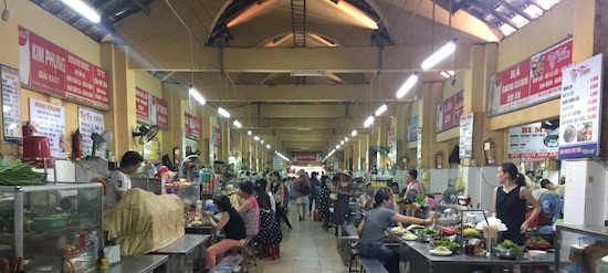 Khu ẩm thực trong chợ Cồn là một địa điểm hấp dẫn đặc biệt nhưng không phải du khách nào cũng biết đến. Ở đây, người dân địa phương khi đi chợ mua đồ ăn hoặc vật dụng cho gia đình thường tranh thủ ghé vào các quầy bán đủ mọi loại món ăn