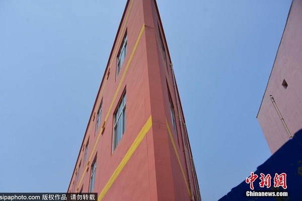 Thực tế, ngôi nhà xây hình tam giác nhưng ở góc nhìn phía sau ngôi nhà mỏng đến mức không ai dám ở. Ảnh: Chinanews.