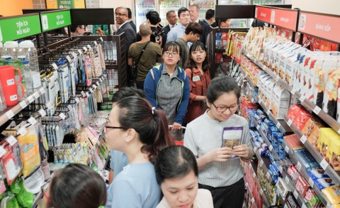 7-Eleven chính thức khai trương cửa hàng đầu tiên TP.HCM đã thu hút khá nhiều bạn trẻ quan tâm đến mua sắm. Ảnh: Kênh14